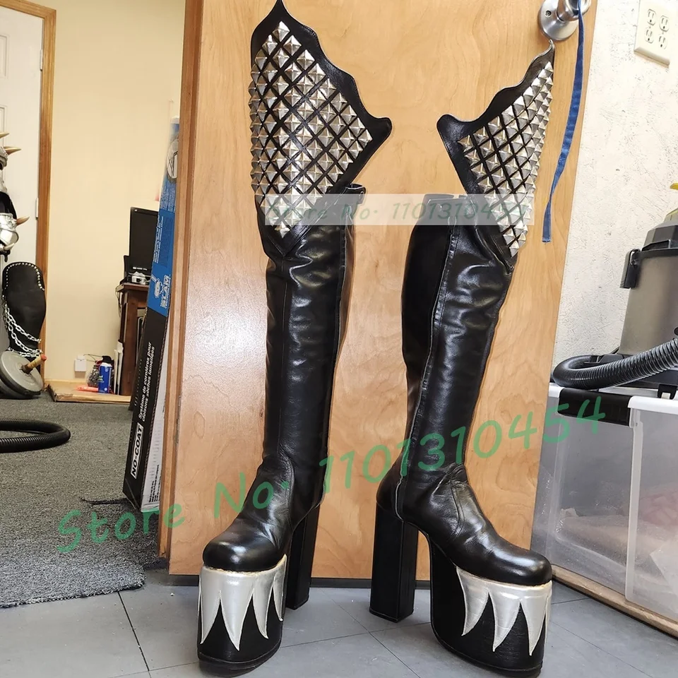 Čierne koleno vysoké platformy Démonové topánky Men Men ženy sexy elegantný strieborný plameň dizajn kovové nity topánky Dámy nové cosplay cyklistické topánky