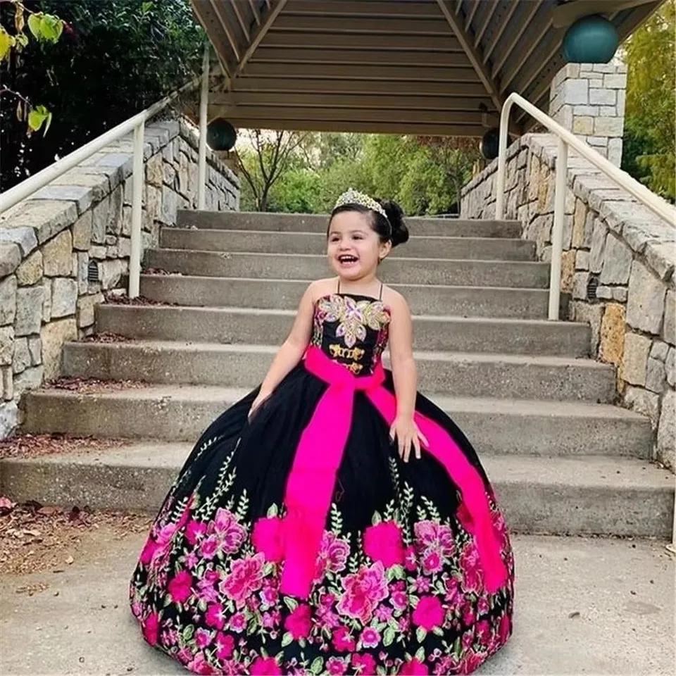 Čierne mini quinceanera šaty guľôčkové šaty bez ramienok tylové aplikácie kvetinové dievčatá šaty pre svadby mexické sprievodné šaty dieťa dieťa