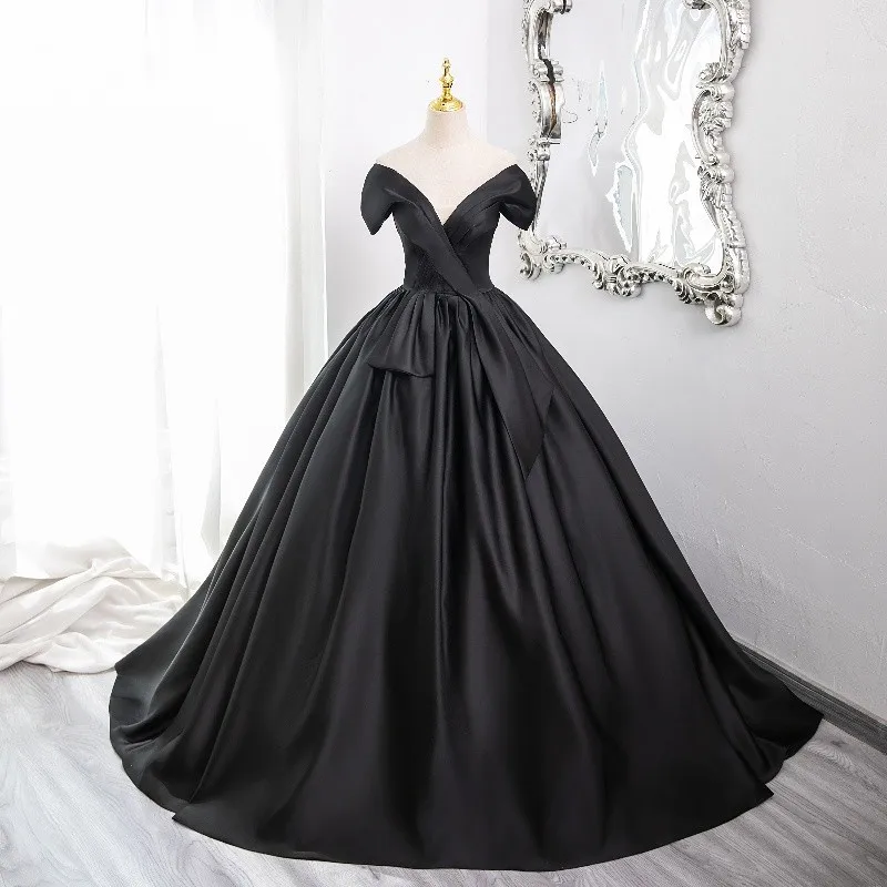 Čierne šaty Quinceanera Sexy hlboké hlboké v-ncek saténové šaty šaty elegantné jednoduché luxusné plesové šaty na dĺžku podlahy Prispôsobené