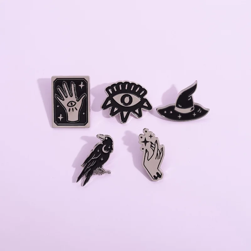 Čierny punk smaltovaný pin mystický kúzelný klobúk oči Tarot Crow Brošor Decodratívne odznaky pre klopy vrecká Halloween šperky Veľkoobchod