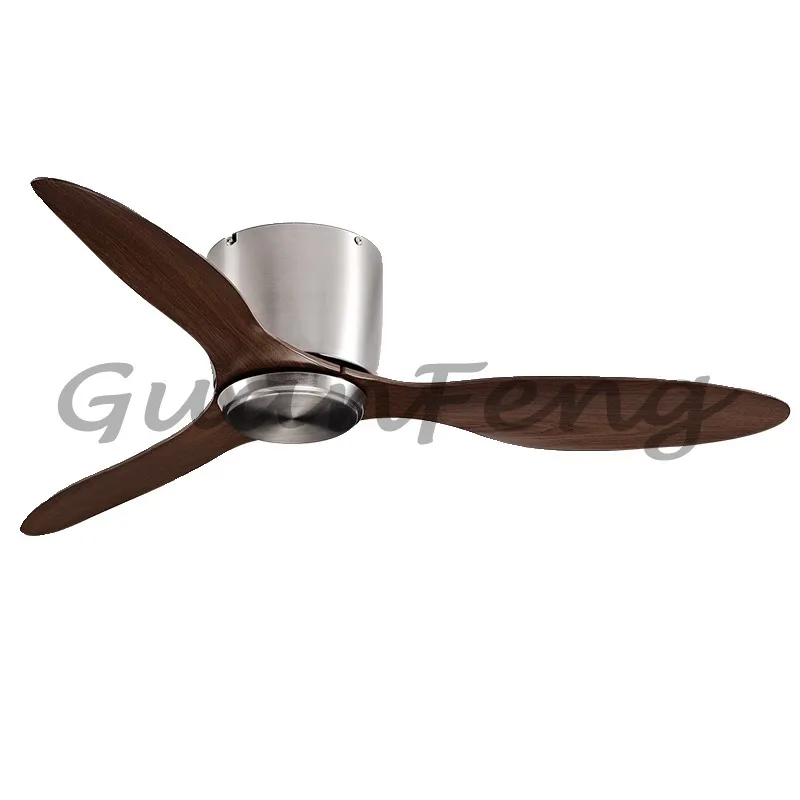 Čierny vysoký veterný stropný ventilátor, minimalistická obývacia izba jedále