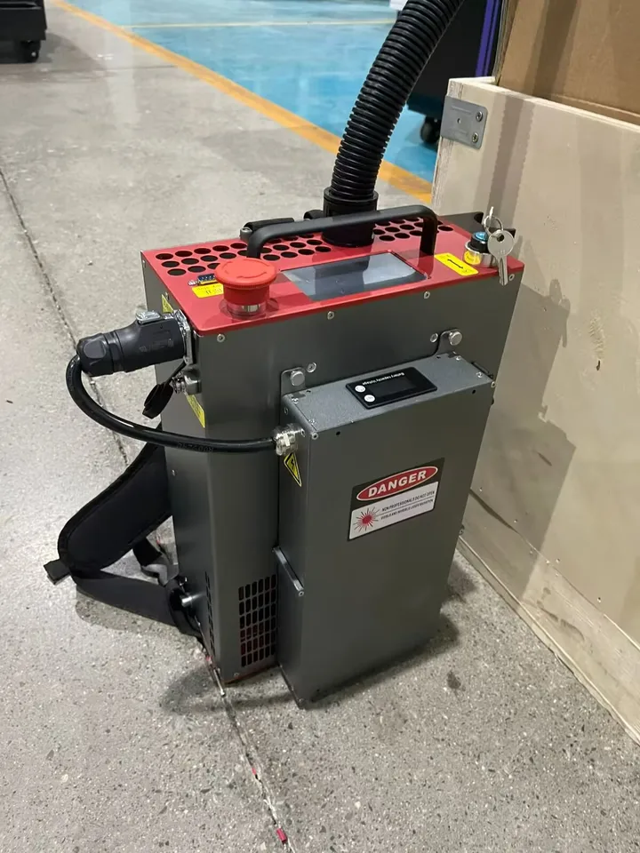 Čistiace stroje prenosného laserového čistiaceho vlákna 200 W 300 W 500W Batohový kufrový batohový laserový čistiaci stroj