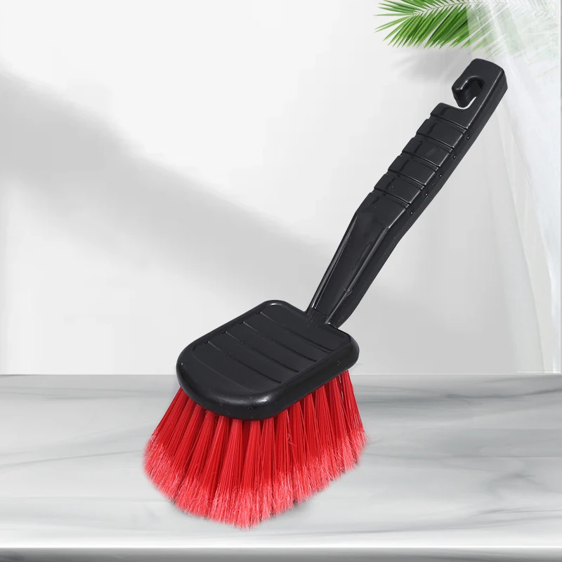 Čistič pneumatík na kefu na autá s červenou štetkou a náradím pre umývanie čiernej rukoväte pre automatické detaily na čistenie motocykla
