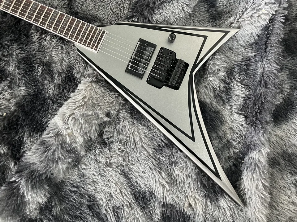 Čínska elektrická gitara Jack v šedej farbe čierny hardware duplex tremolo systém