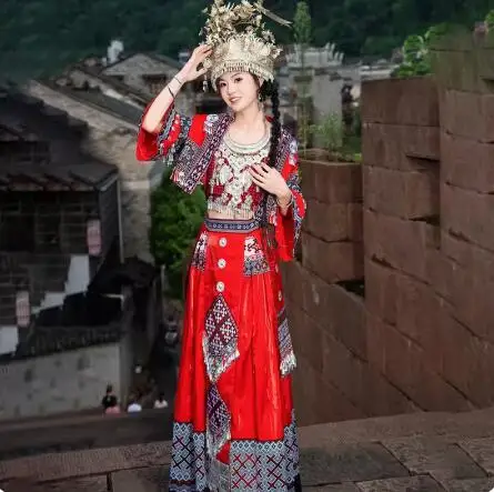 Čínske dievča Tujia a Miao Red Clothing Set s etnickým štýlom