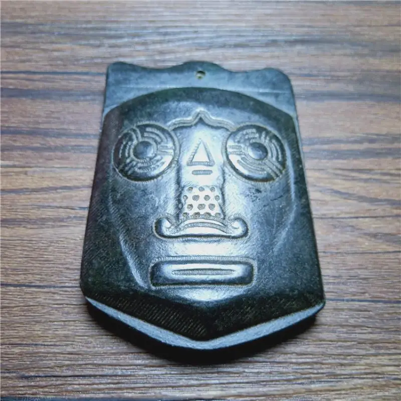 Čínsky Tibet Hongshan Culture Prírodná meteoritová maska ​​Vyrezávaná maskota Maskot a sochárska zbierka prívesok Darček