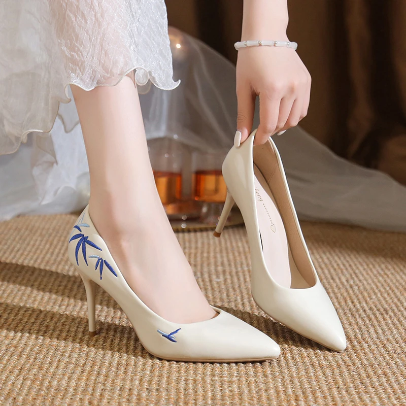 Čínsky štýl výšivky pumpy Ženy Sexy špicaté špicaté špicaté topánky na päte Party Shoe Woman Slip-On Pu Leather High podpätky Dámy