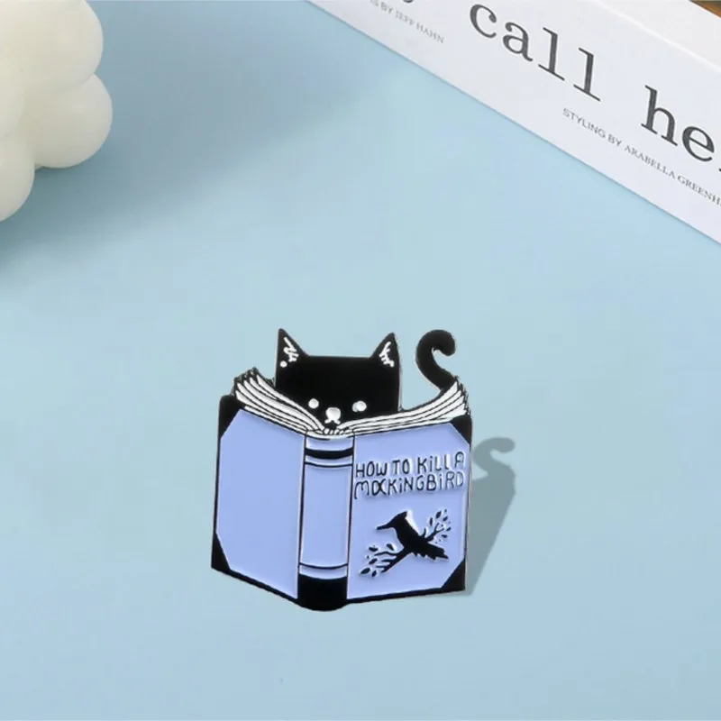 Čítanie mačacieho sklova PIN Custom Animal Book Brošes BAG BAG CLOPE PIN PIN Ako zabíjať posmechový vták