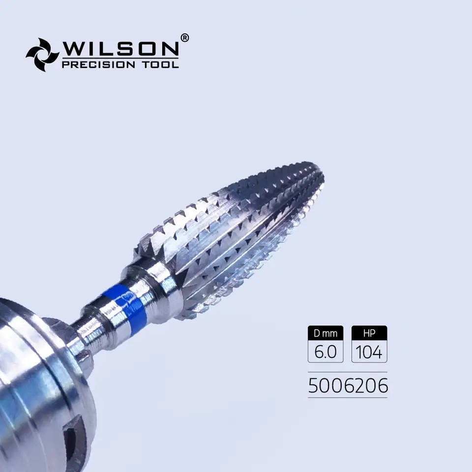 Ľavicová osoba používa 5006206 -iso 275 178 060 Tungsten Carbid Burs na orezávanie akrylu