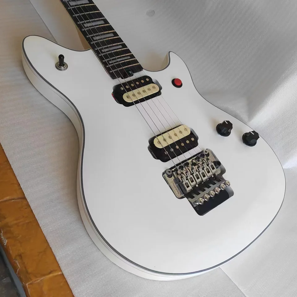 Špičková biela elektrická gitara, veľmi špičková a elegantná, s veľkým hracím efektom.