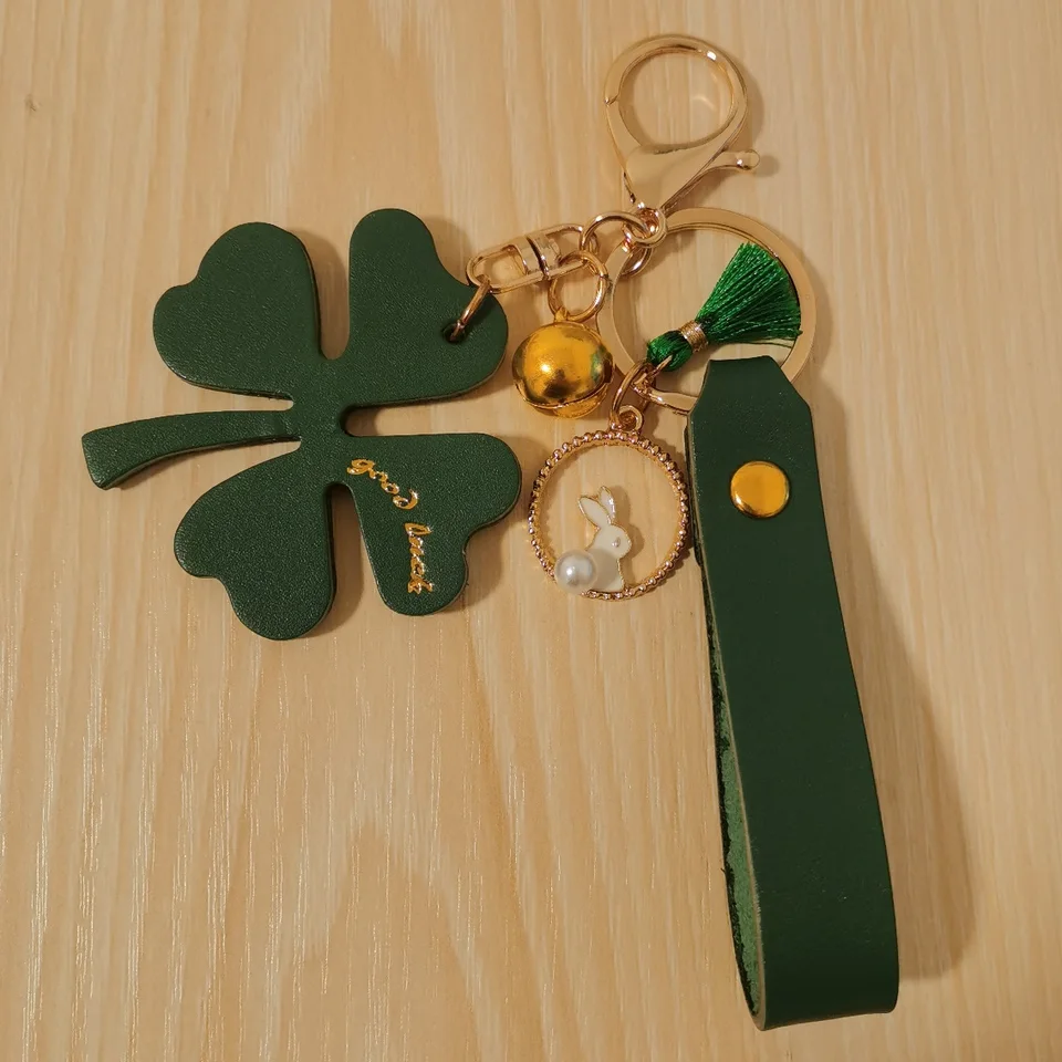Štyri listové ďatelové dekorácie Keychain vyrobené z pravej kože