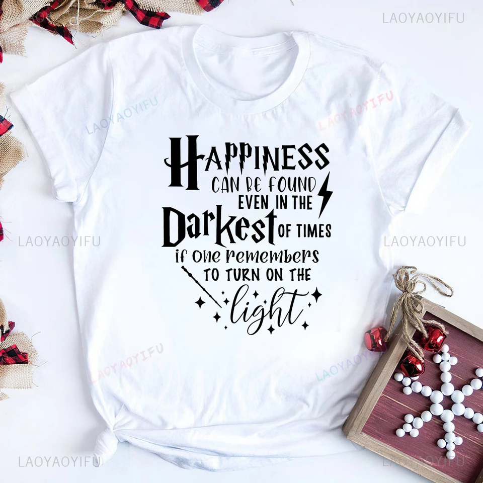 Šťastie sa nachádza v The Darkest of Times Tričko Magic School Tops HP Inspired košeľa Dumbledore Citát Sprievodca tričko
