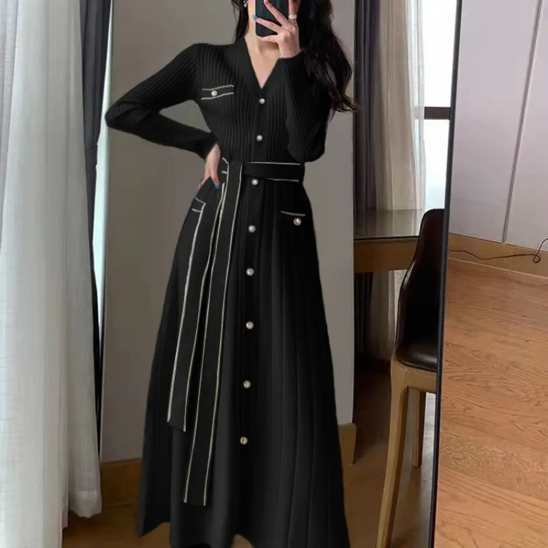 Ženská jesenná zimná zimná módna elegantná móda V-krku Lace Up Button zostrihuje všestranné pletené pletené šaty s dlhým rukávom