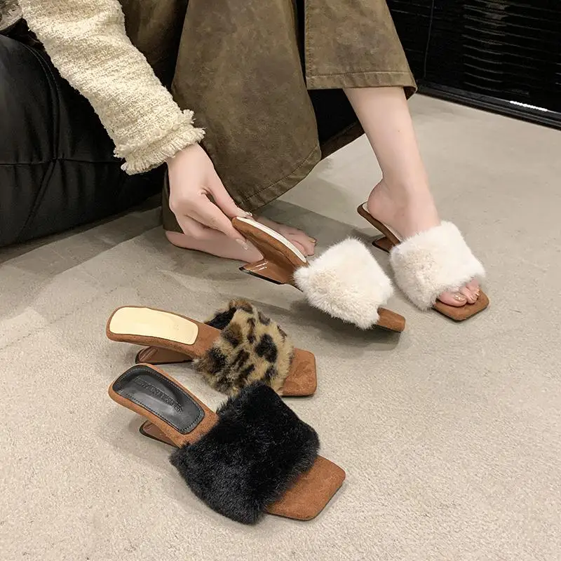 Ženské topánky Ladies 'Plippers Flip Flip Flops Square Toe Toe Women Whess Luxusné sklíčka 2024 plyšový vysoký dizajnér leopard fashi