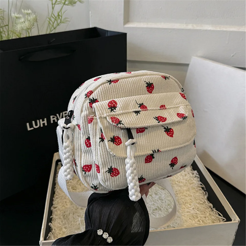 Ženy Corduroy Crossbody Bag Strawberry Print viacvrstvový vrecko na plece všestrannú telefónnu kabelku Malé štvorcové vrecko Cesta mince