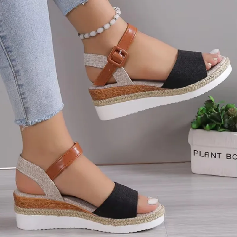 Ženy klinové sandále 2024 letná nová platforma Sole Buckle Peep Toe Elegantné sandále žena Príležitostné pohodlné topánky pre ženy