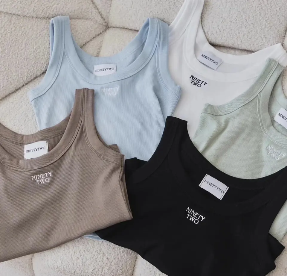 （Predaj） Freen Sarocha 92 Nový tank Top Top Short Letter vyšívanie privedené späť z Thajska)